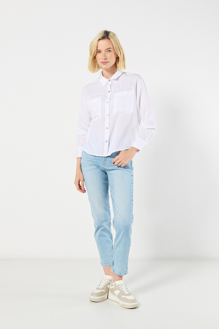 Blusa unicolor con cuello camisero y doble bolsillo en frente