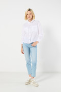 Blusa unicolor con cuello camisero y doble bolsillo en frente