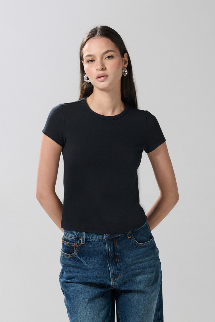Camiseta unicolor con cuello redondo y ajuste ceñido