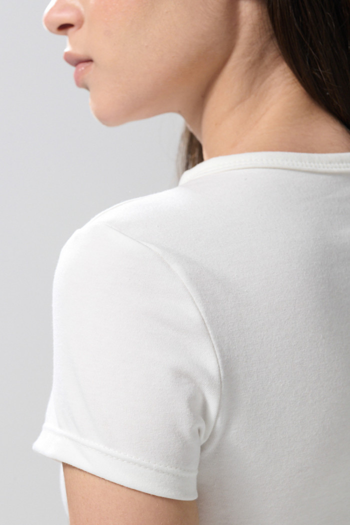 Camiseta unicolor con cuello redondo y ajuste ceñido