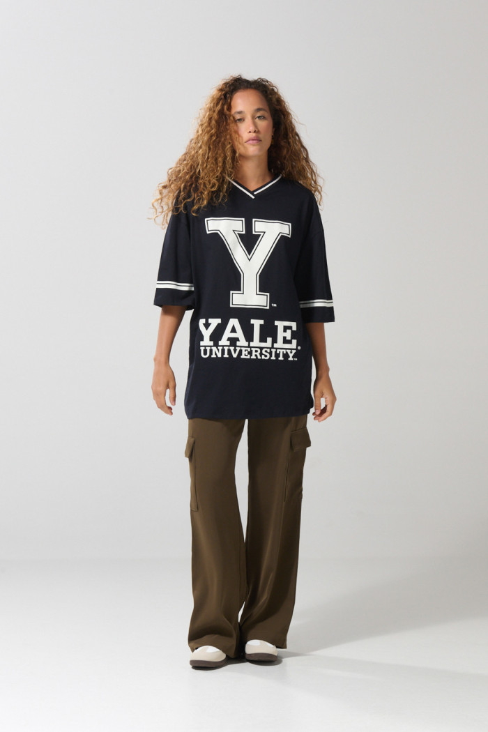 Camiseta oversize azul intensa cuello V con arte de Yale