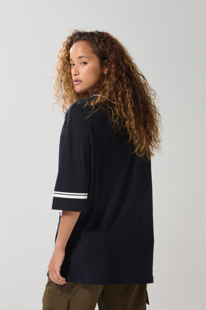 Camiseta oversize azul intensa cuello V con arte de Yale
