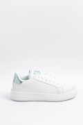 Tenis unicolores casuales con suela elevada y contrastes
