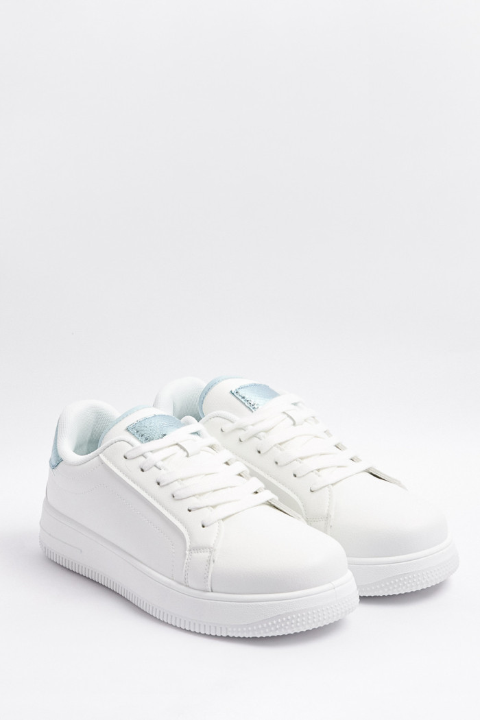 Tenis unicolores casuales con suela elevada y contrastes