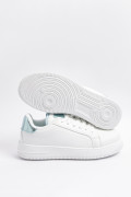 Tenis unicolores casuales con suela elevada y contrastes