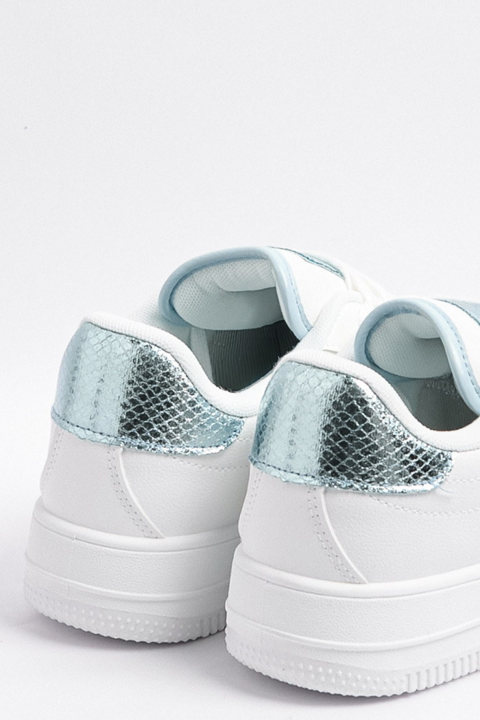 Tenis unicolores casuales con suela elevada y contrastes