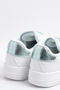 Tenis unicolores casuales con suela elevada y contrastes