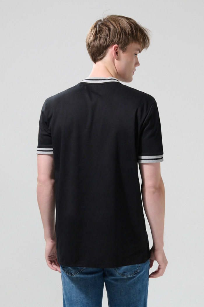 Camiseta oversize unicolor manga corta con rectilíneos