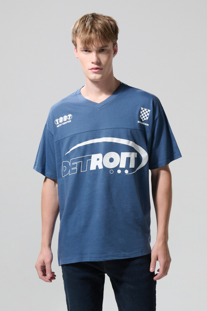 Camiseta cuello V college azul oscura oversize