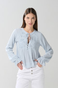 Blusa unicolor manga larga con diseños bordados en frente