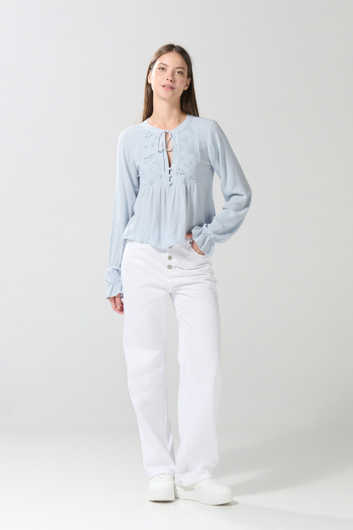 Blusa unicolor manga larga con diseños bordados en frente