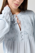 Blusa unicolor manga larga con diseños bordados en frente