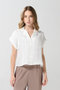Blusa unicolor con manga corta, hombro rodado y botones