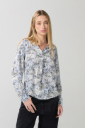 Blusa crema clara con diseños estampados y manga larga