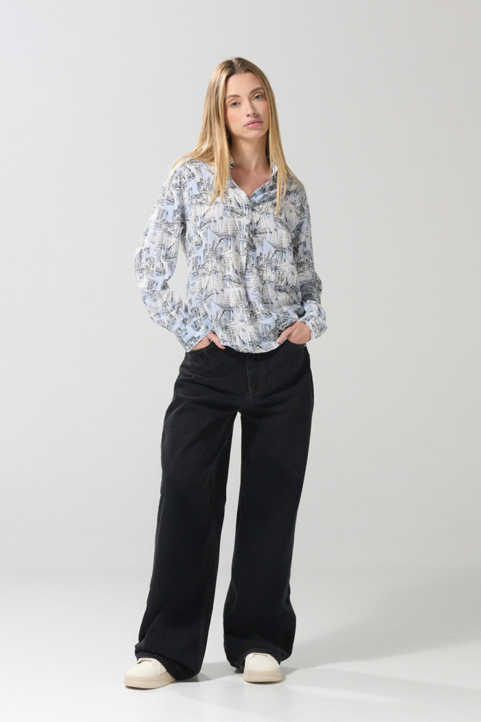 Blusa crema clara con diseños estampados y manga larga
