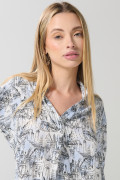 Blusa crema clara con diseños estampados y manga larga