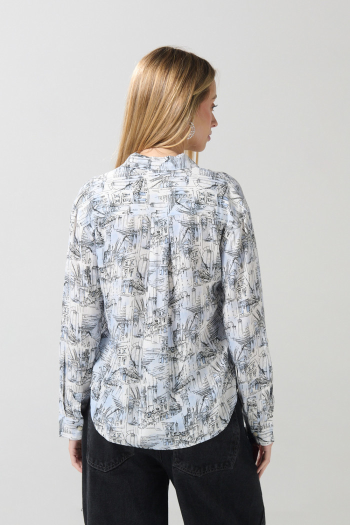 Blusa crema clara con diseños estampados y manga larga