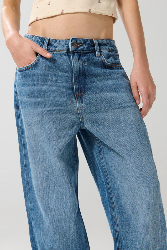 Jean balloon carpintero azul claro con bota ancha