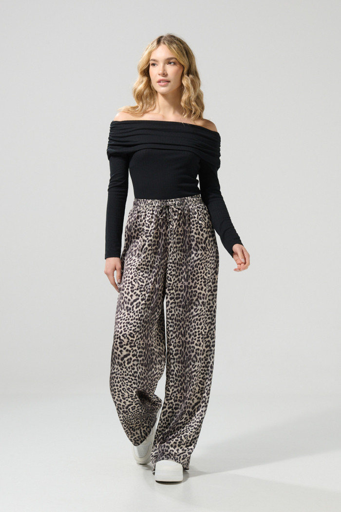 Pantalón palazzo kaki tiro alto con diseños animal print