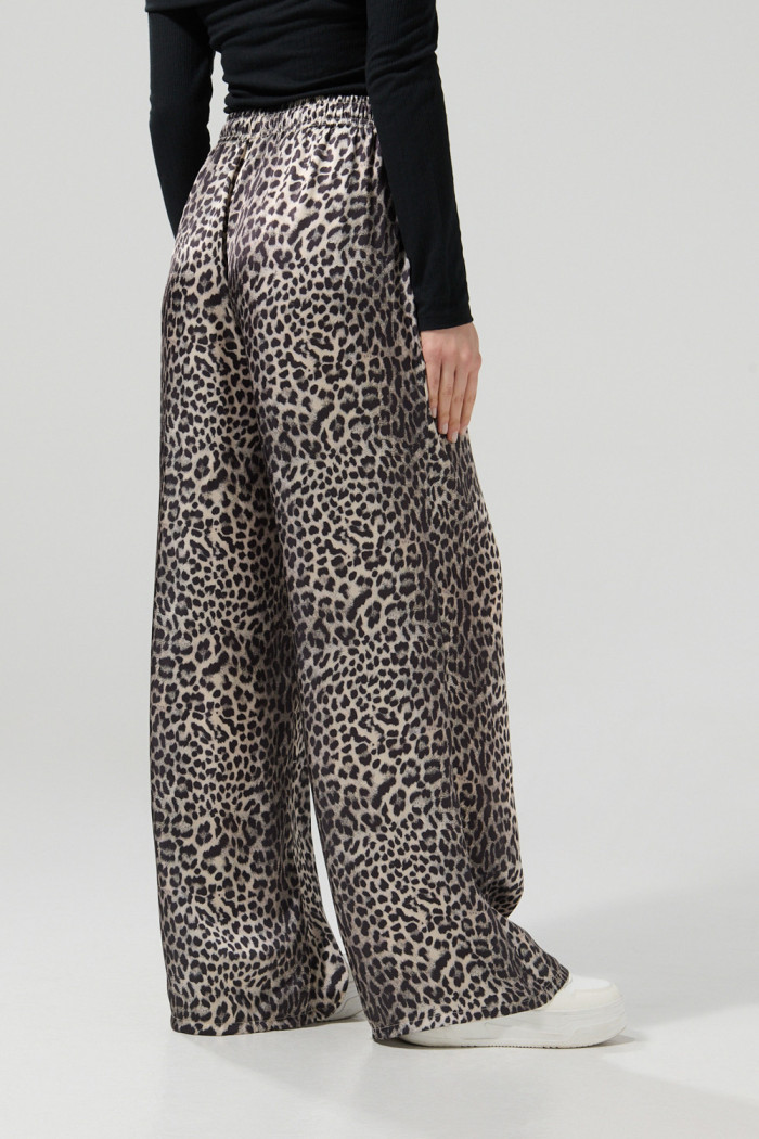 Pantalón palazzo kaki tiro alto con diseños animal print