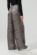 Pantalón palazzo kaki tiro alto con diseños animal print