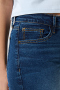 Short de jean azul oscuro tiro medio con bolsillos