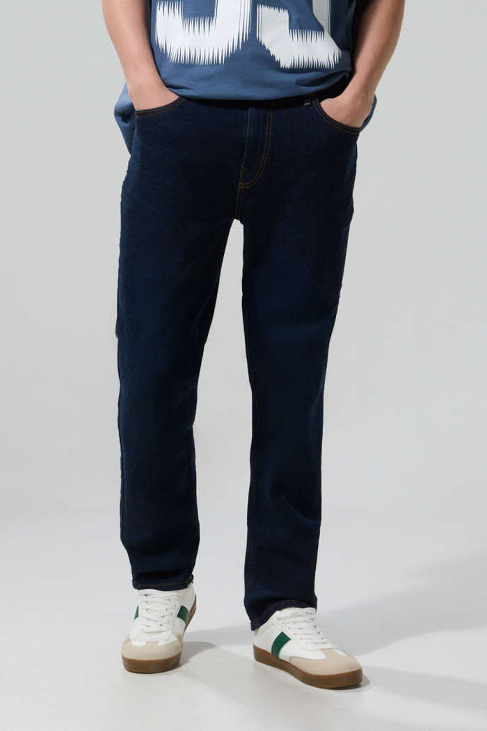 Jean azul oscuro straight leg bota recta con tiro bajo