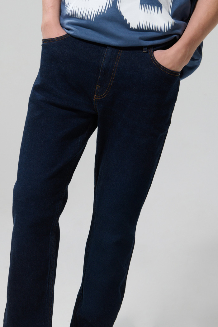 Jean azul oscuro straight leg bota recta con tiro bajo