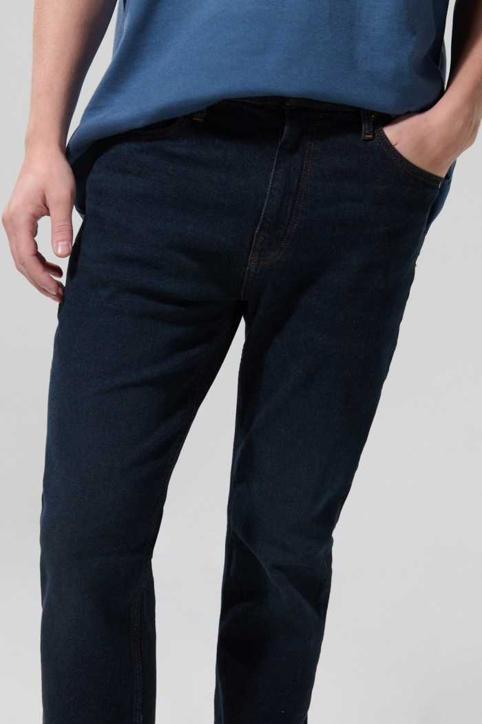 Jean tiro bajo straight leg azul intenso con bota recta