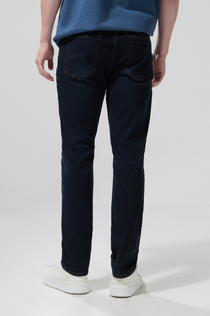 Jean tiro bajo straight leg azul intenso con bota recta