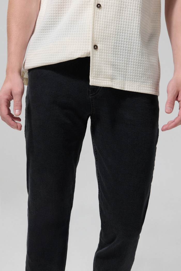 Jean tiro bajo slim gris oscuro con bolsillos funcionales
