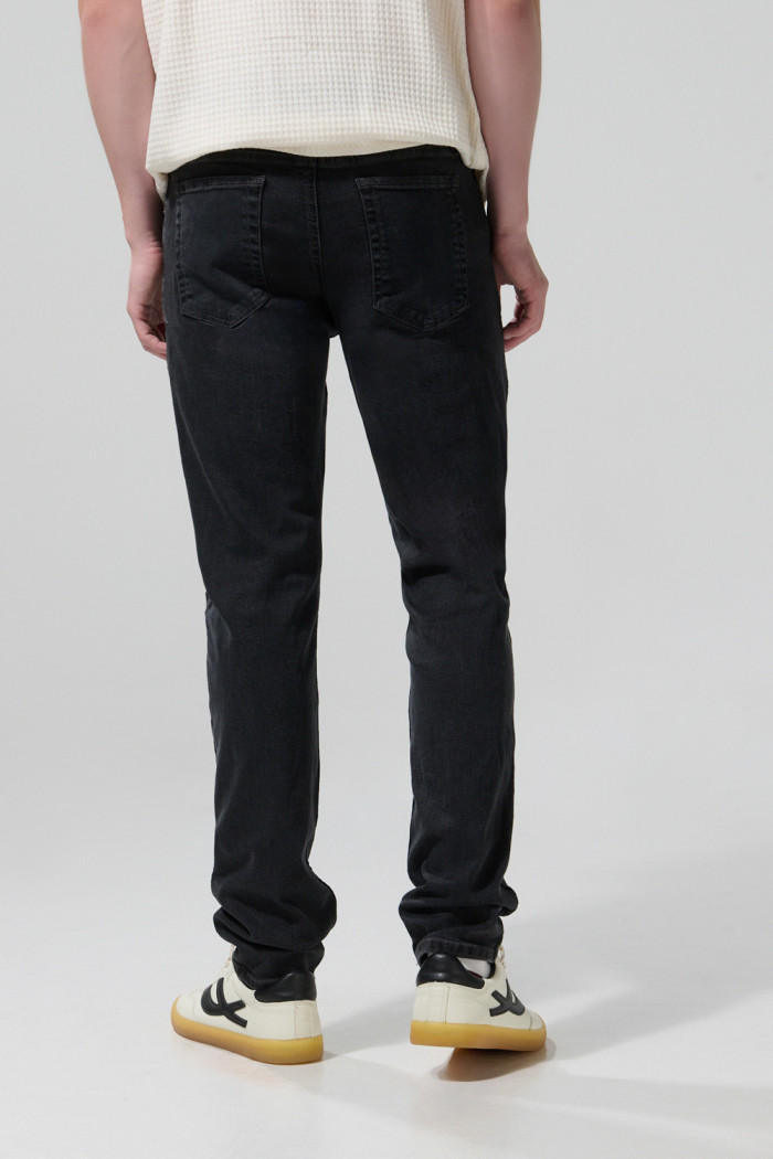 Jean tiro bajo slim gris oscuro con bolsillos funcionales