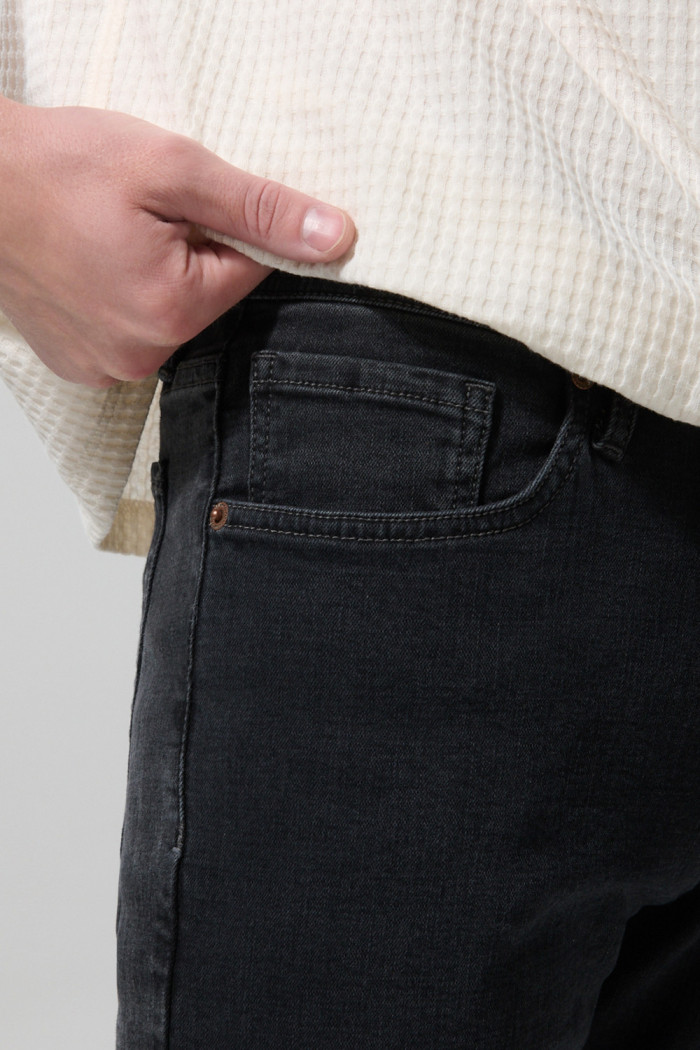 Jean tiro bajo slim gris oscuro con bolsillos funcionales