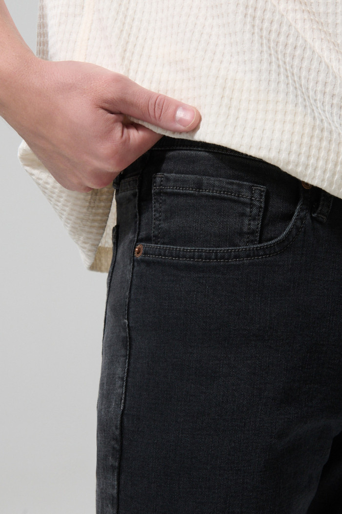 Jean tiro bajo slim gris oscuro con bolsillos funcionales
