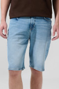 Bermuda tiro bajo slim azul clara con ligeros desgastes