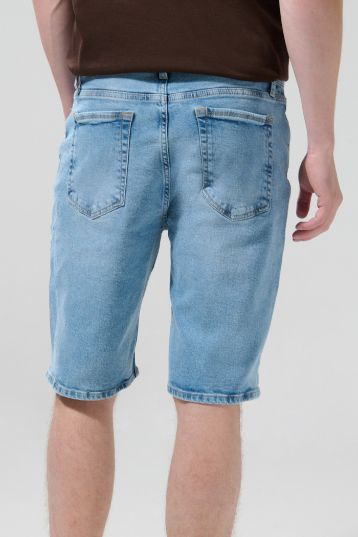 Bermuda tiro bajo slim azul clara con ligeros desgastes