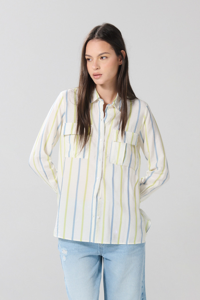 Blusa unicolor manga larga con diseños y bolsillos