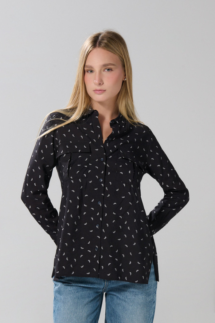 Blusa unicolor manga larga con diseños y bolsillos