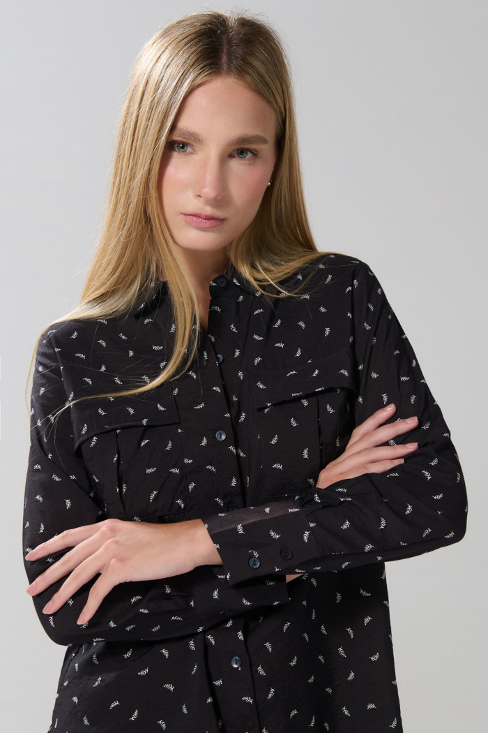 Blusa unicolor manga larga con diseños y bolsillos