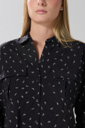 Blusa unicolor manga larga con diseños y bolsillos