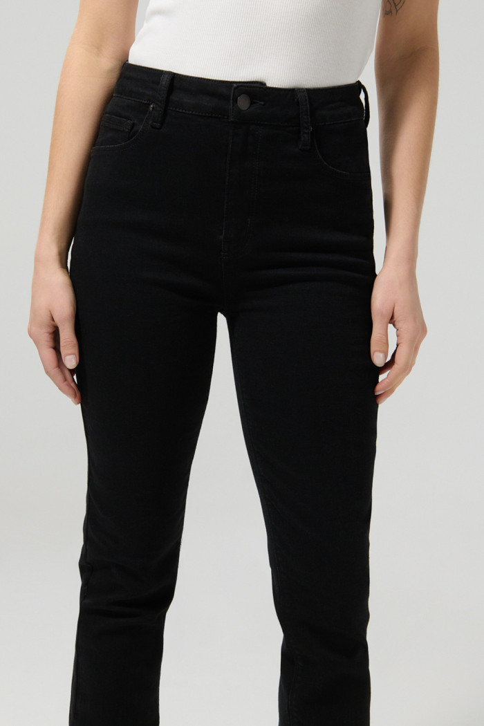 Jean jegging negro súper tiro alto con fit ceñido