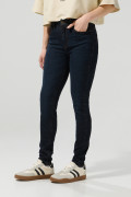 Jean azul intenso push up con realce y tiro alto