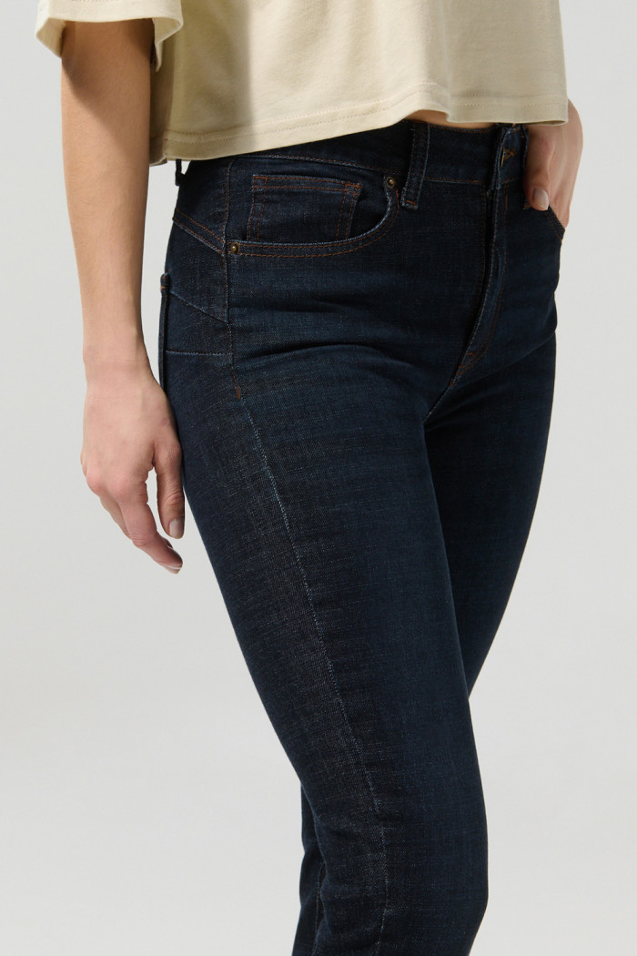 Jean azul intenso push up con realce y tiro alto