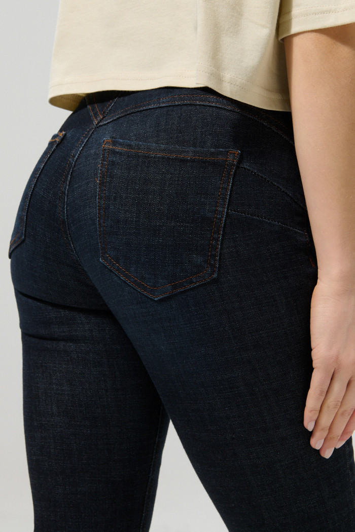 Jean azul intenso push up con realce y tiro alto
