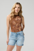 Short en jean azul claro con desgastes ligeros y tiro medio
