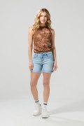 Short en jean azul claro con desgastes ligeros y tiro medio