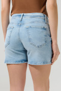 Short en jean azul claro con desgastes ligeros y tiro medio