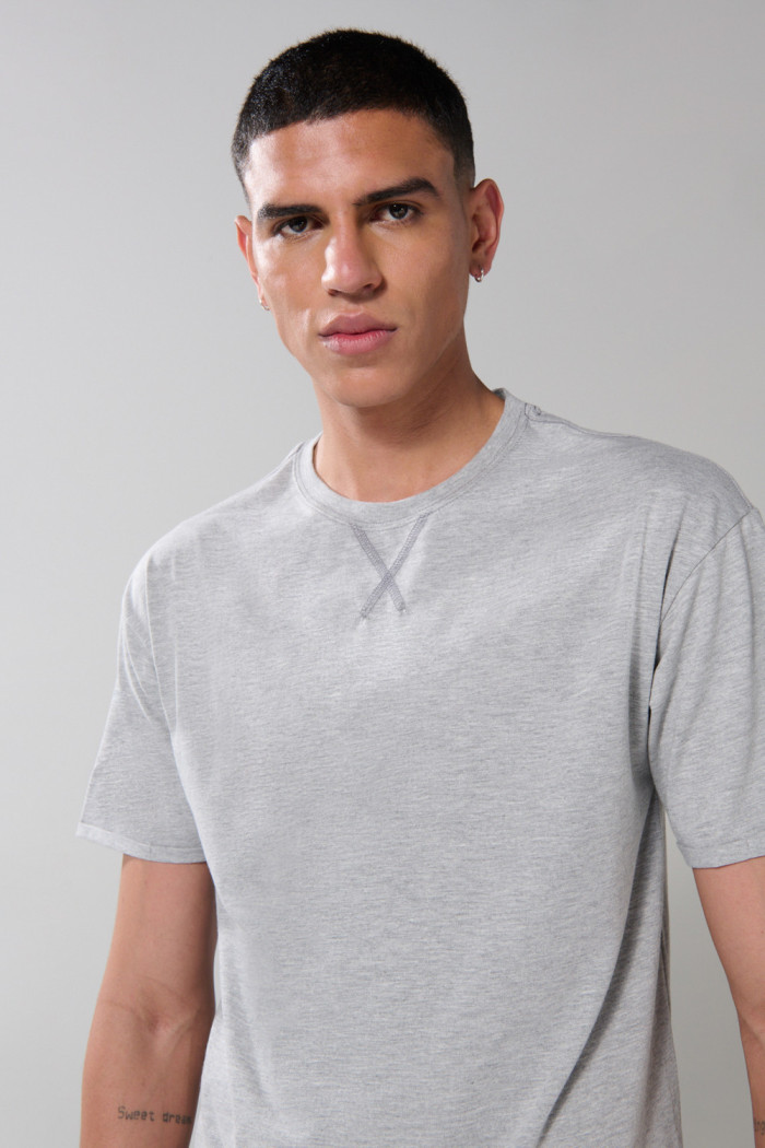 Camiseta gris clara en algodón manga corta con costura