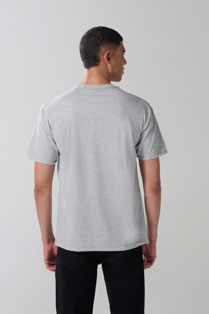 Camiseta gris clara en algodón manga corta con costura