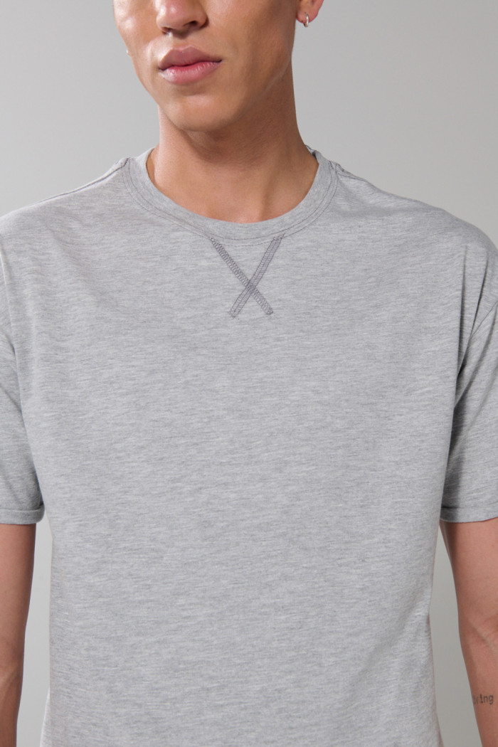 Camiseta gris clara en algodón manga corta con costura
